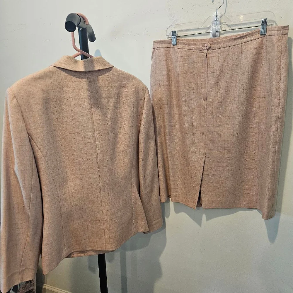 Women's Collections for Le Suit Pink Plaid Skirt Suit, Size 16 - Picture 6 of 8